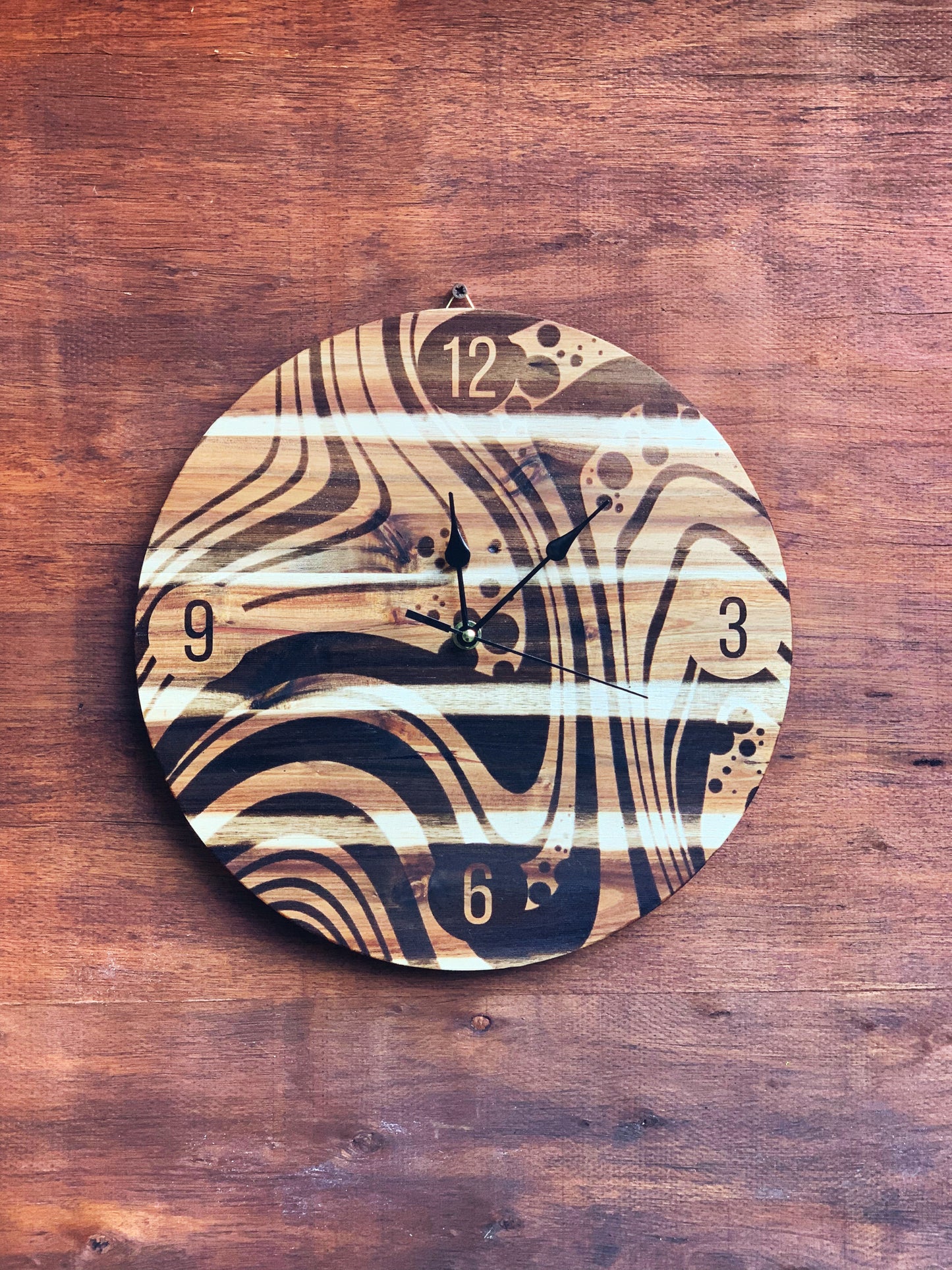 Orologio in legno riciclato "Mystic River"