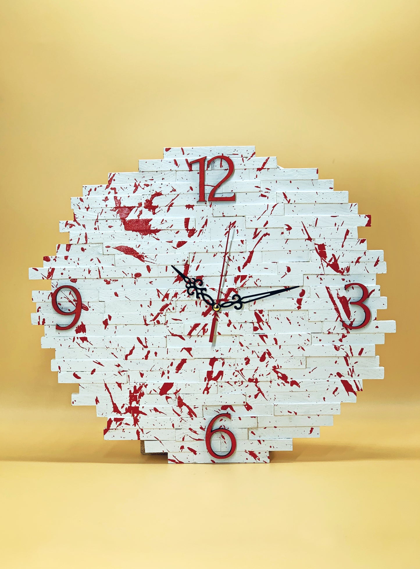 Orologio in legno riciclato "Red Sketch"
