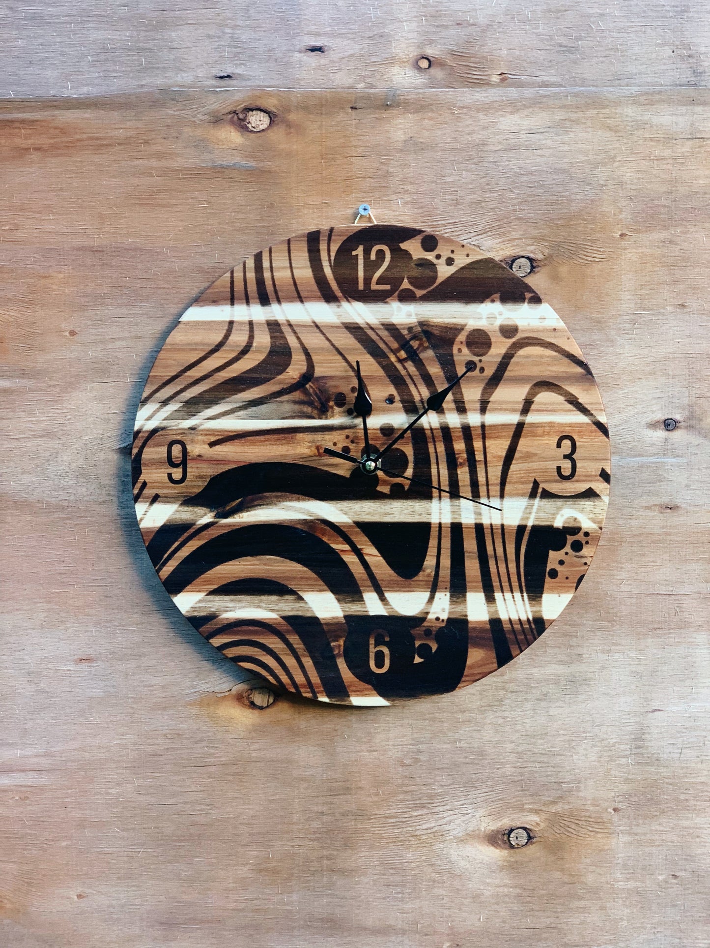 Orologio in legno riciclato "Mystic River"