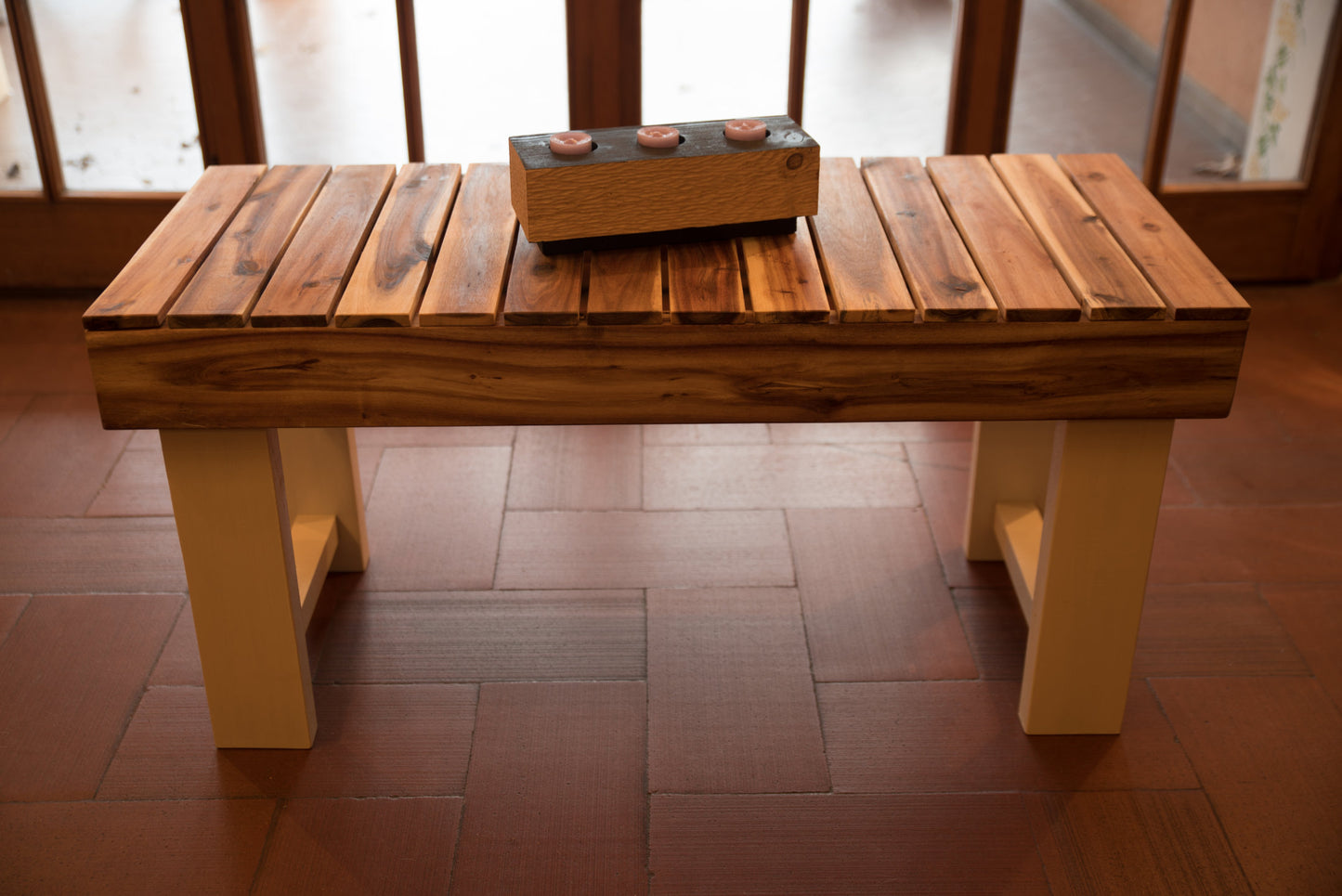 Tavolino da salotto in legno riciclato a doghe